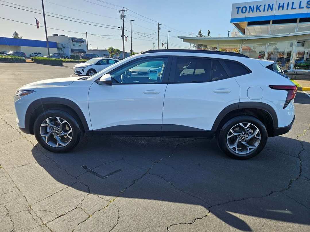 2025 Chevrolet Trax LT - Image 3