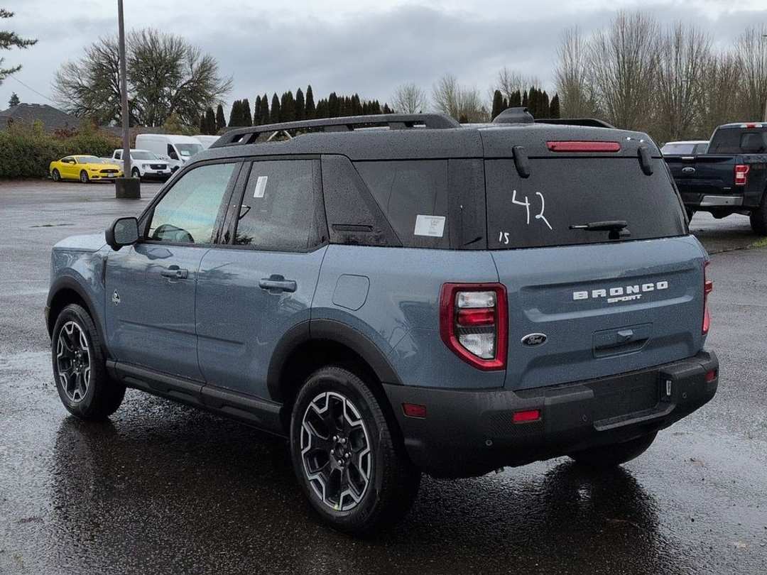 2025 Ford Bronco Sport Outer Banks - Image 3