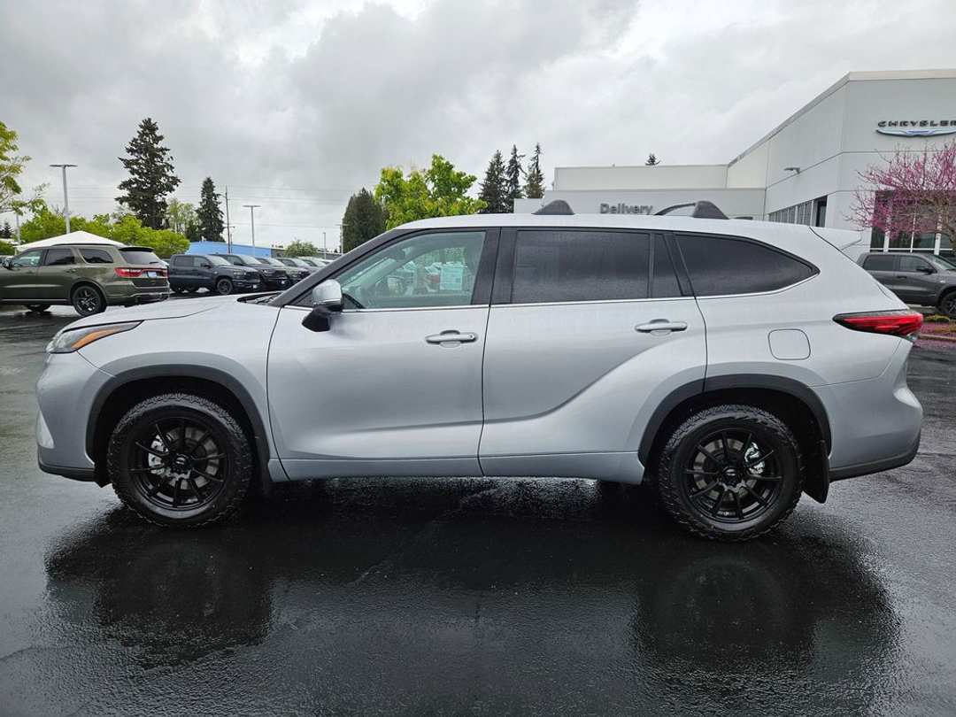 2022 Toyota Highlander LE - Image 3