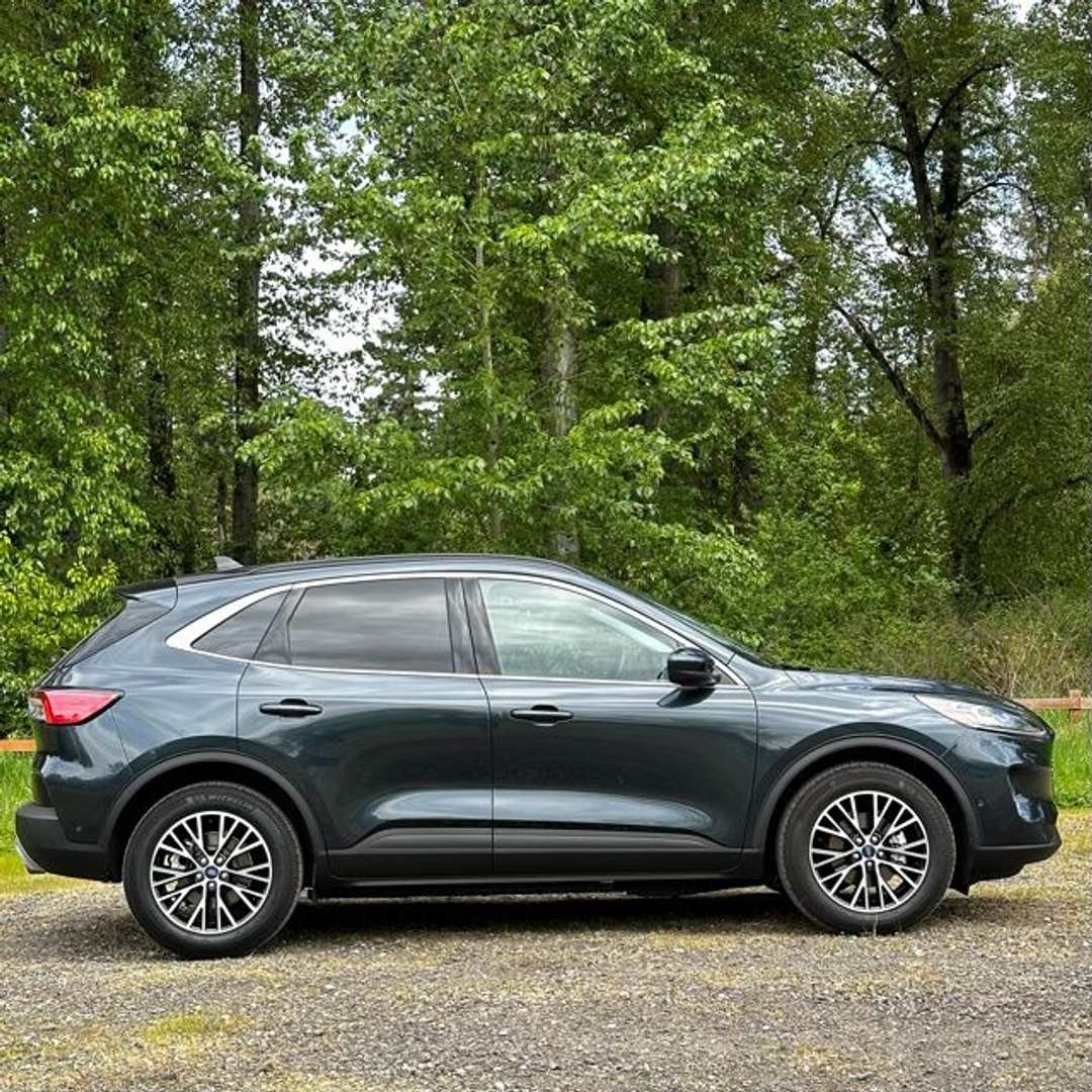 2022 Ford Escape Titanium - Image 2