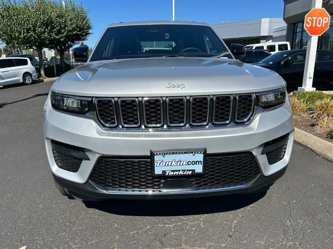 2025 Jeep Grand Cherokee Laredo X - Image 3