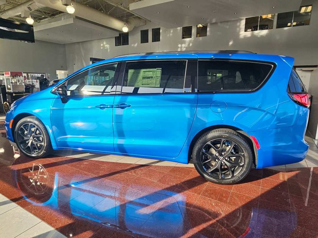 2026 Chrysler Pacifica Select - Image 3