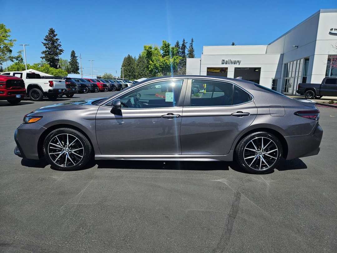 2024 Toyota Camry SE - Image 3